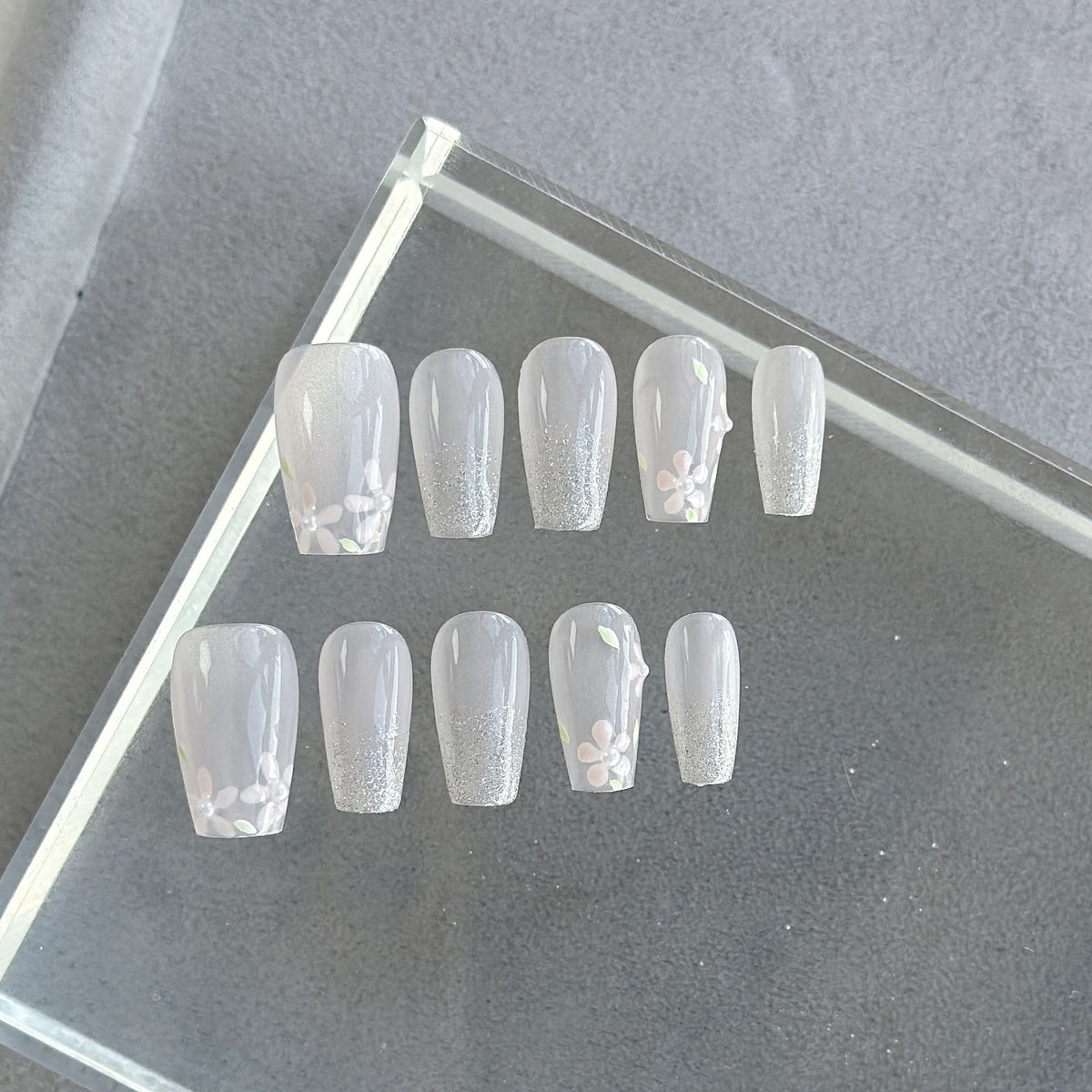 Künstlerisches Press-On Nagelkunstset mit Herz- und himmlischen Designs