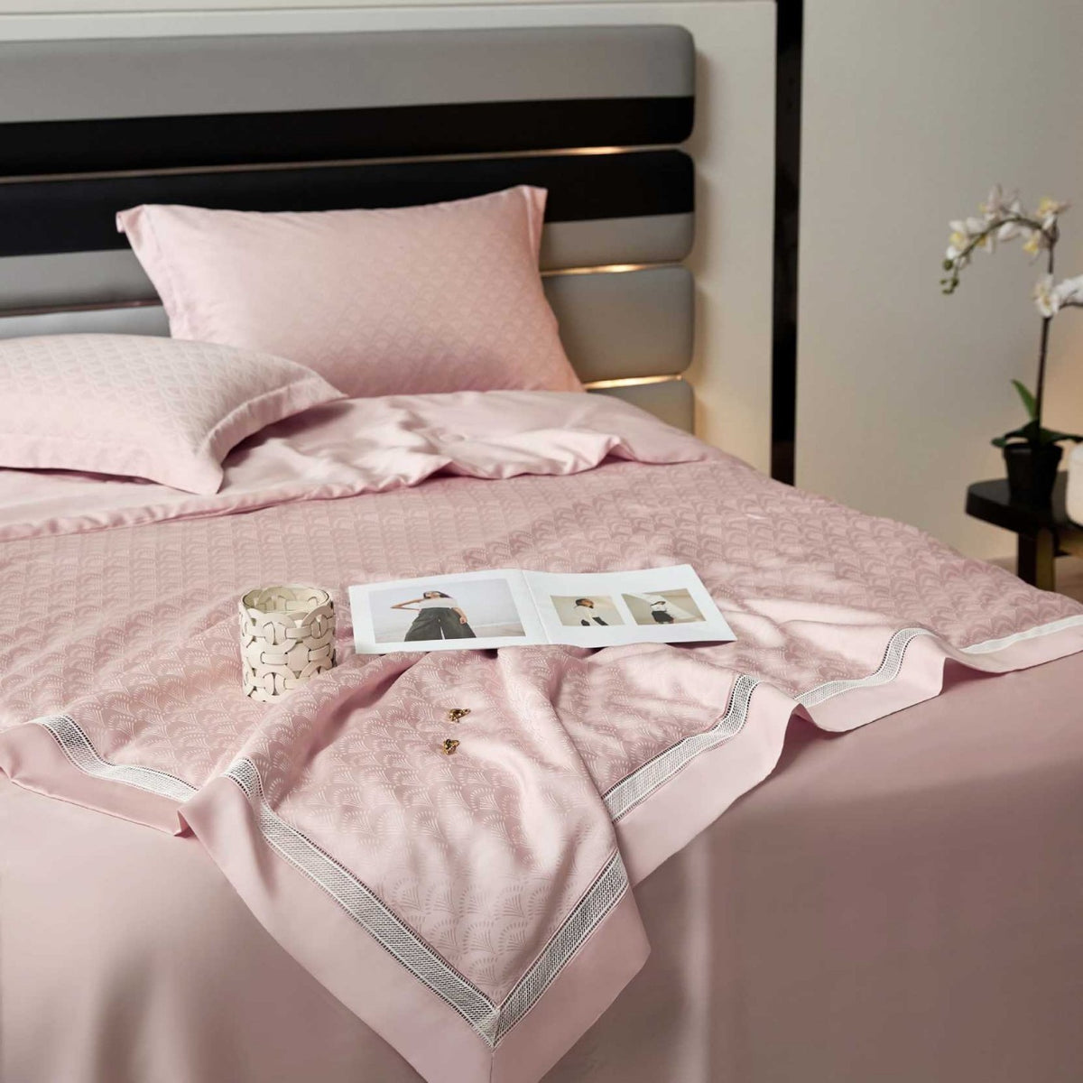 Satin-Duvetbezug-Set mit gewebtem Karo-Jacquard und dekorativer Bordüre