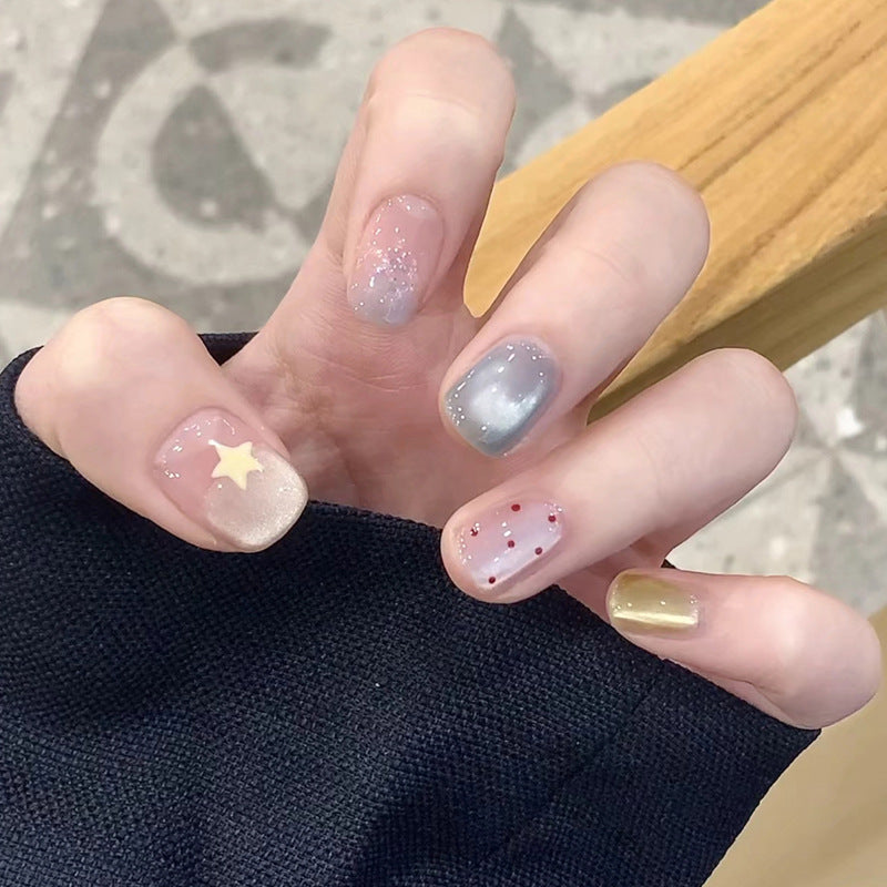 Elegantes Press-On-Nageldesign mit Strassakzenten Brehn