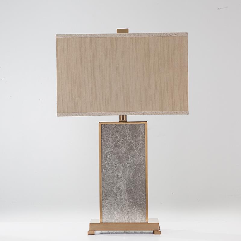 Elegante Tischlampe mit strukturiertem Stoffschirm