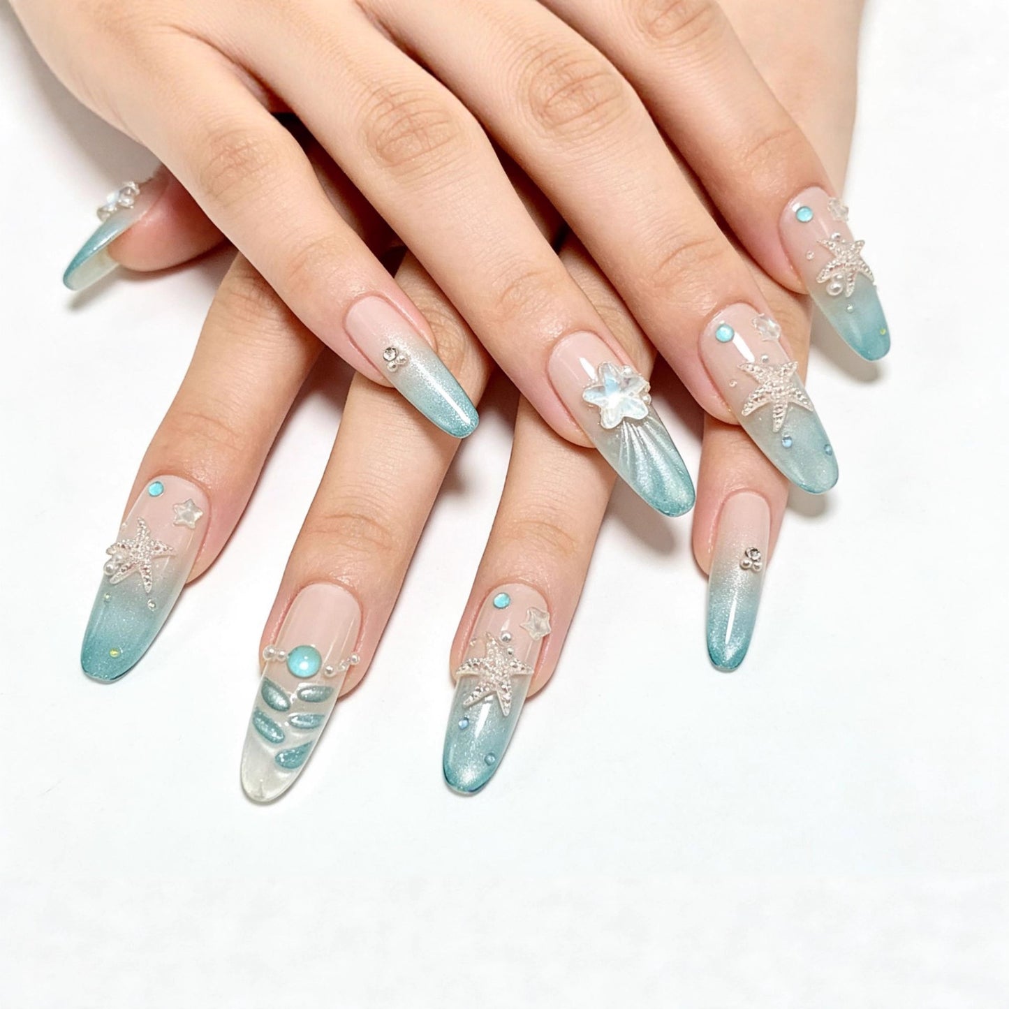 Elegante Nagelkunst mit Meeresthema und 3D-Akzenten Brehn