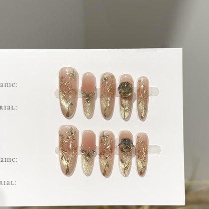 Elegantes Press-On-Nagelkunst-Set mit floralen Akzenten
