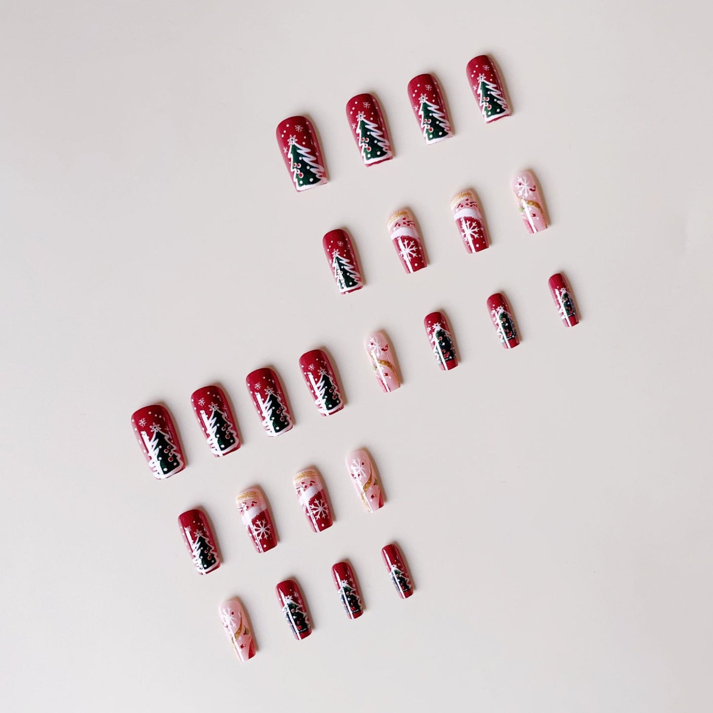 Kunstnagelset mit festlicher Weihnachtsmotiven und Glitzerakzenten Brehn
