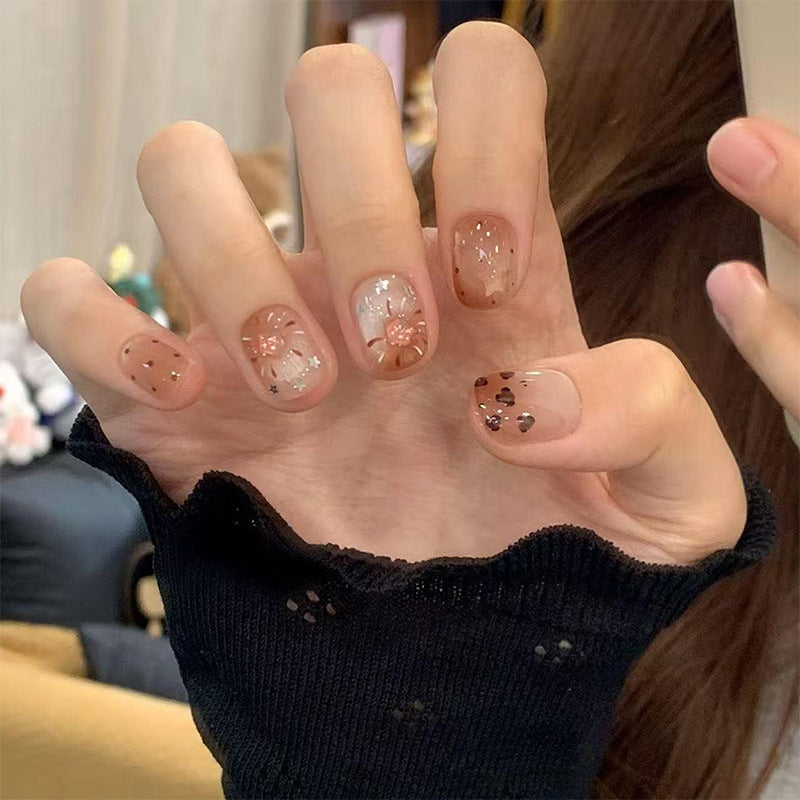 Kunstnagelset mit funkelnden Glitzerakzenten Brehn