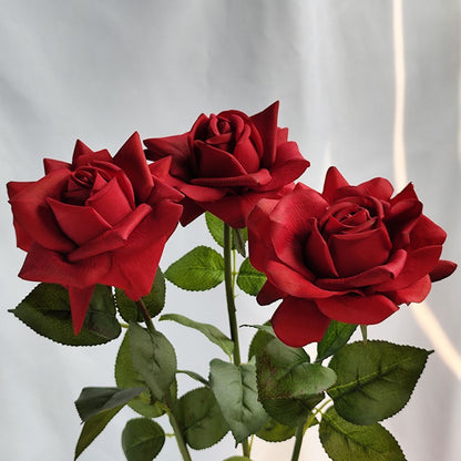 Lebensechter künstlicher Rosenstiel mit grünem Laub