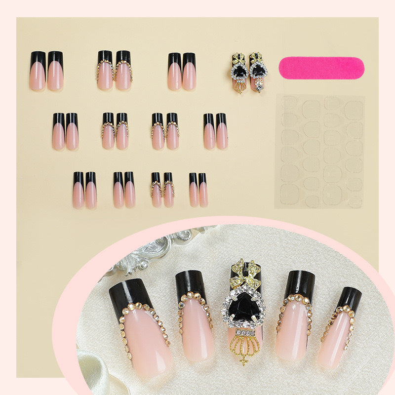 Luxus Kunstnagelset mit funkelnden Strassverzierungen und eleganten Akzenten Brehn