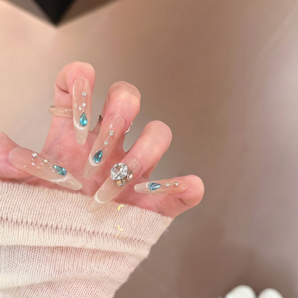 Glamourös Press-On Nagelkunstset mit Kristallverzierungen Brehn