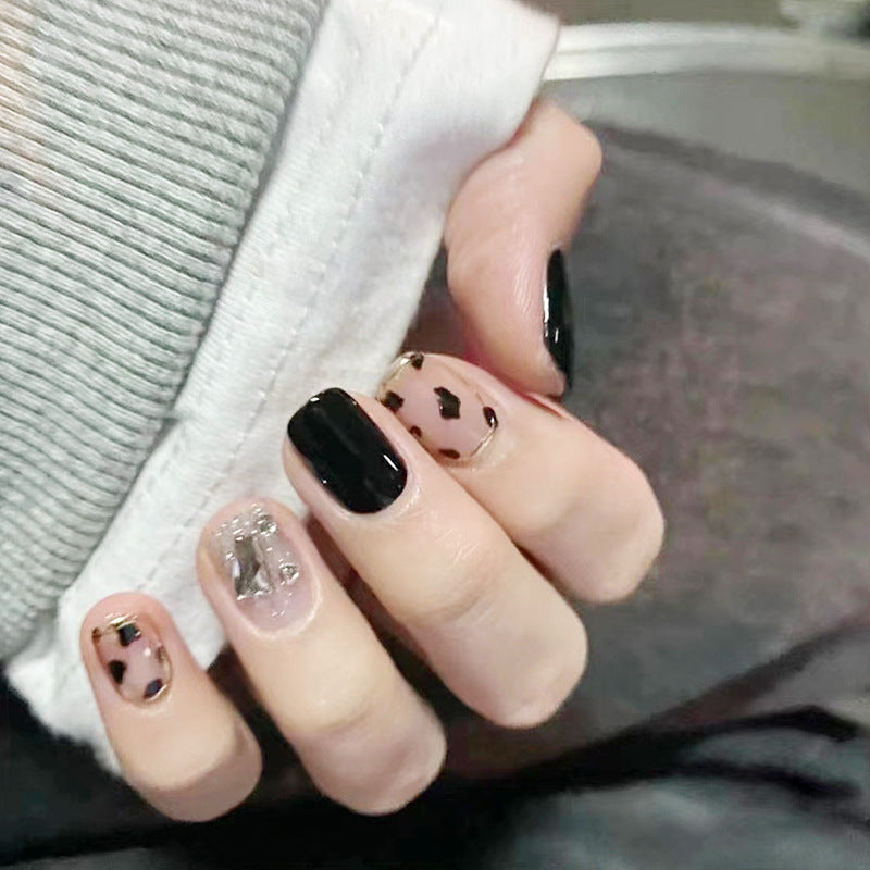 Kreatives Kunstnagelset mit eleganten Tierakzenten Brehn