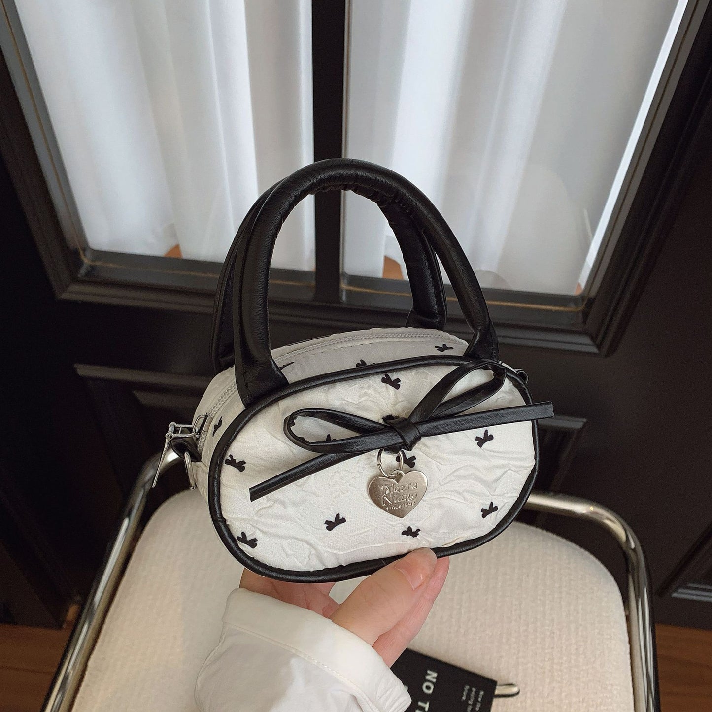 Gepolsterte Mini-Handtasche mit Herzdetail Brehn