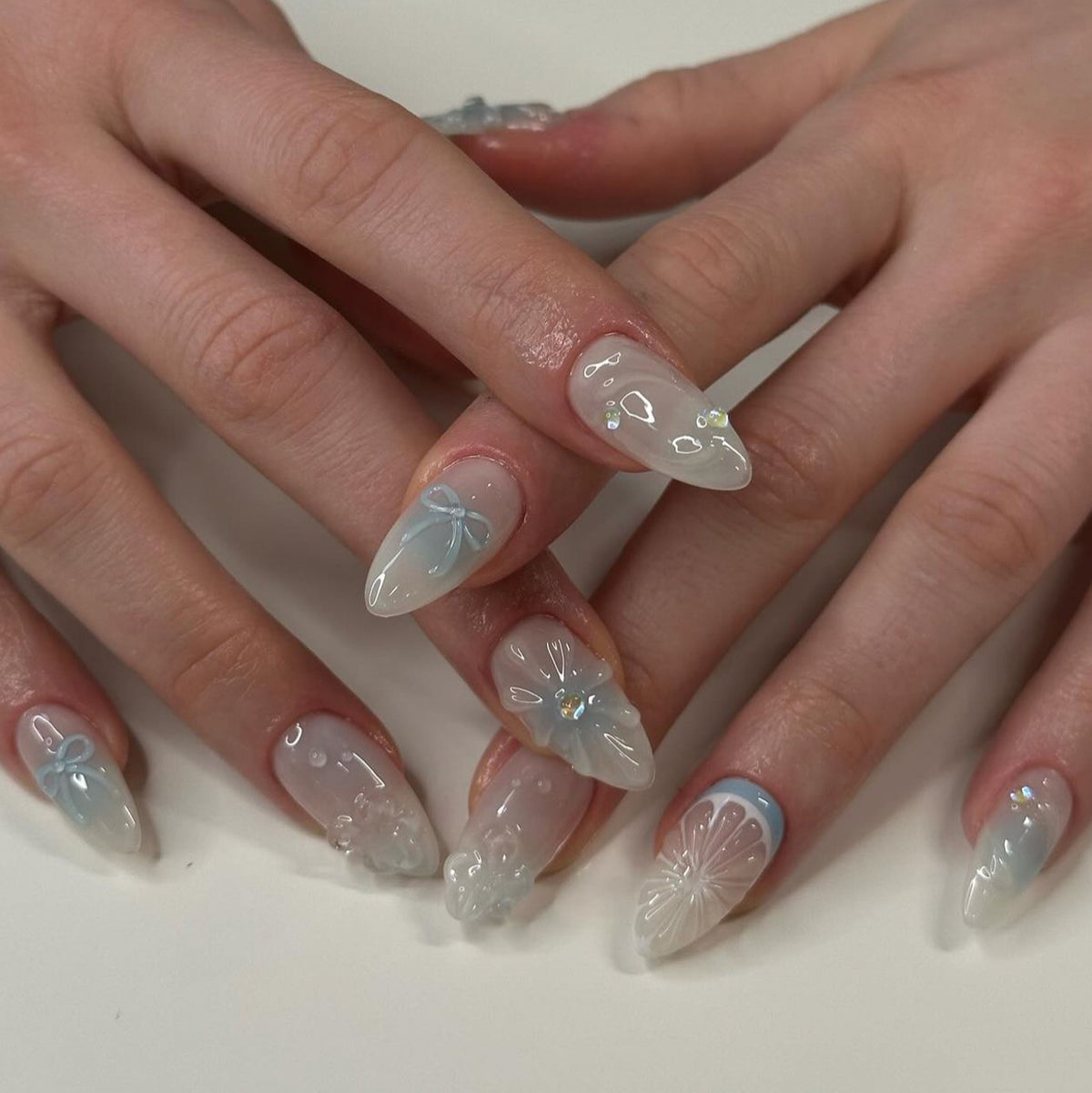 Künstliche Nagelkunst mit floralen und dekorativen Elementen Brehn