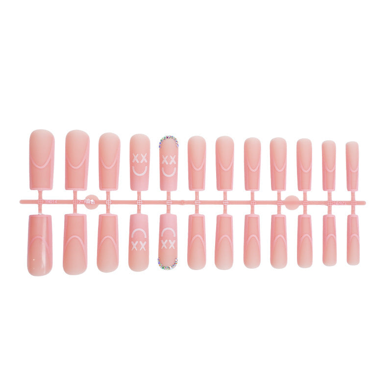 Dekoratives Press-On-Nail-Set mit verspielten Designs Brehn