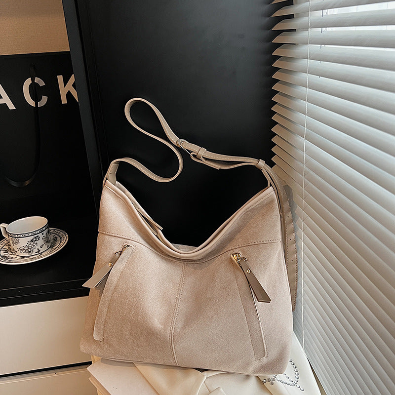 Stylische Wildleder Schultertasche