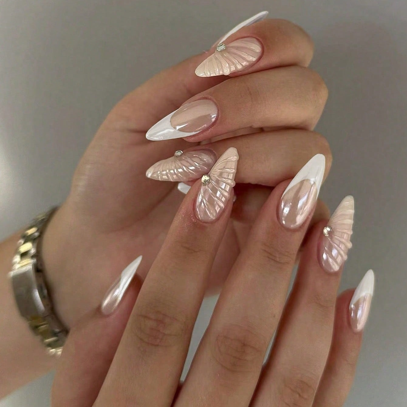 Kunstnagelset mit eleganten Muschelmuster und Glitzerakzenten Brehn