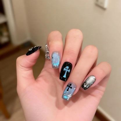 Künstlerische Press-On-Nagelkunst mit Kreuz- und Sternentwürfen