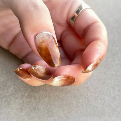 Kunstvolle Nagelverlängerungen mit elegantem Blattmuster Brehn