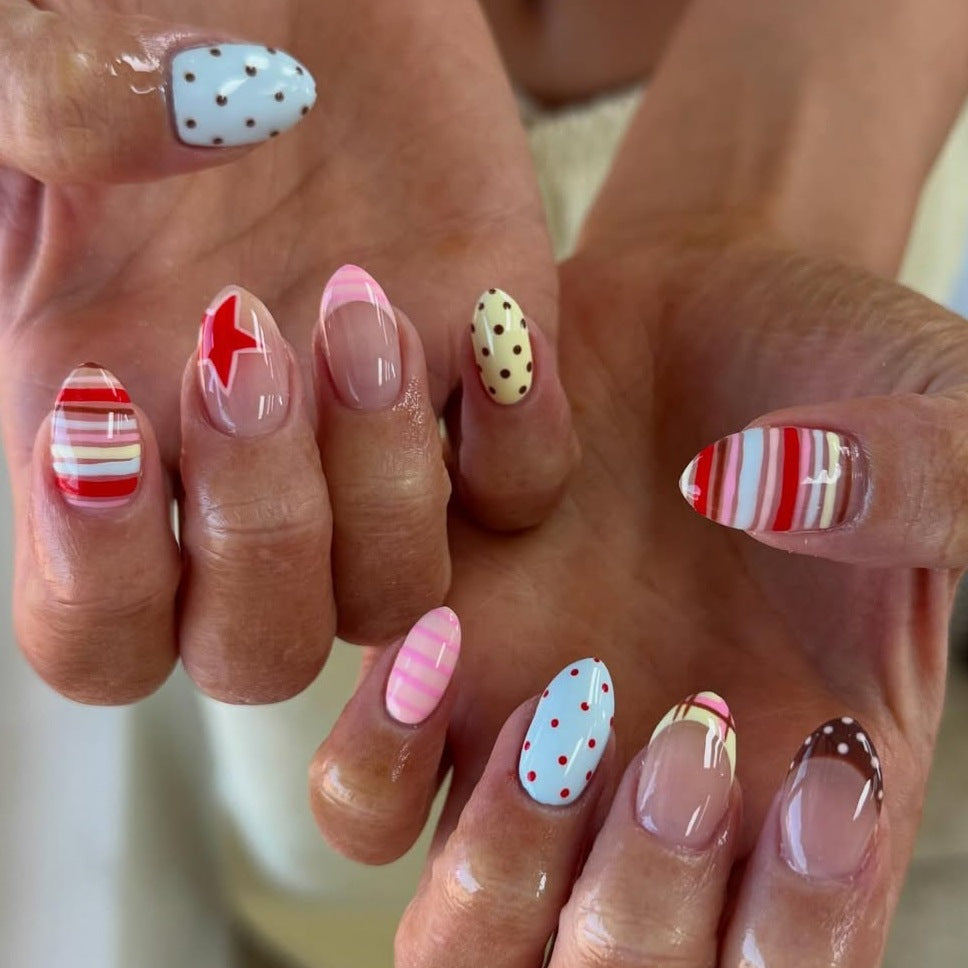 Kunstnagelset mit kreativen und farbenfrohen Designs Brehn