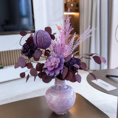 Künstlerische Blumenarrangement