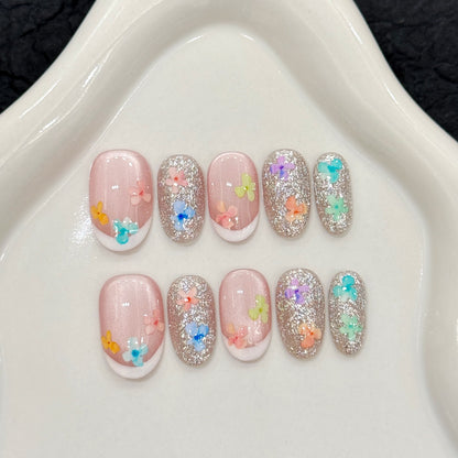 Dekoratives Press-On Nagelkunstset mit floralen Elementen