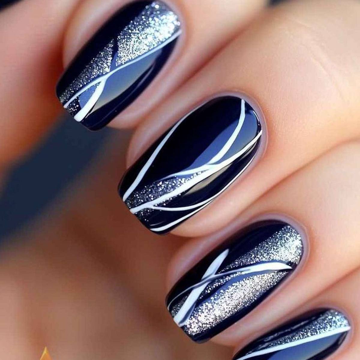 Stylische Press-On-Nagelkunst mit Glitter und geometrischem Design Brehn
