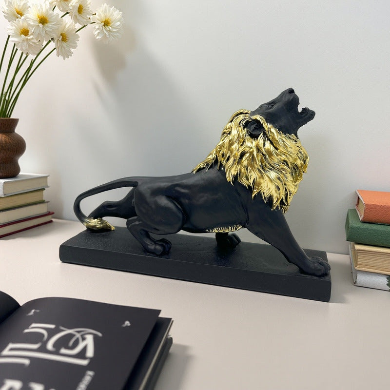 Dekorative Löwenfigur mit goldenen Details Brehn