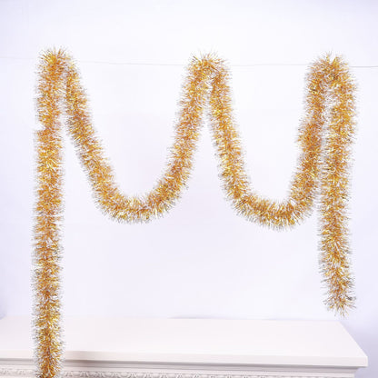 Glitzernde Weihnachtsgirlande mit Schneeflockenmotiven