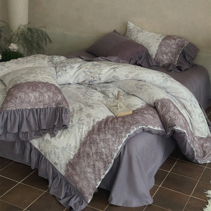 Bettgarnitur mit Jacquard‑Paneelen, Volant‑Bettrock und Wendekissen