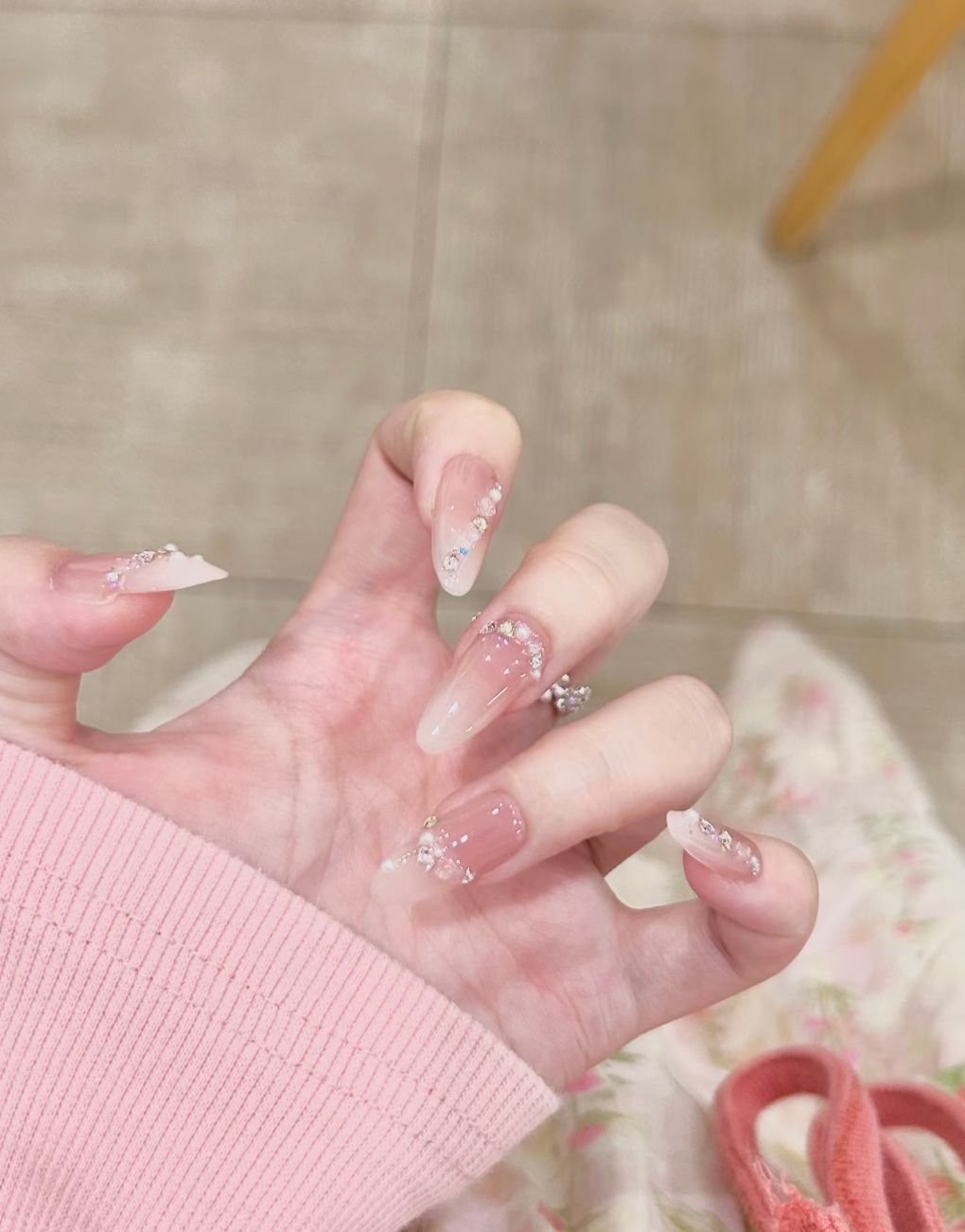 Elegante mit Strass akzentuierte Press-On Nagelkunst