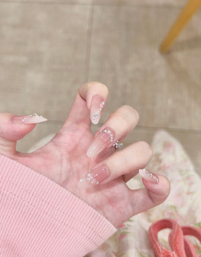 Elegante mit Strass akzentuierte Press-On Nagelkunst