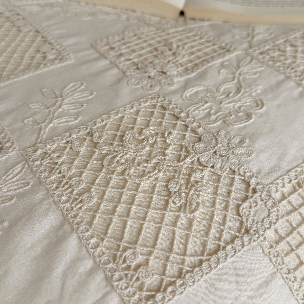 Rüschen-Bettwäscheset aus Baumwoll-Quilt mit Steppmuster und Kissenbezügen