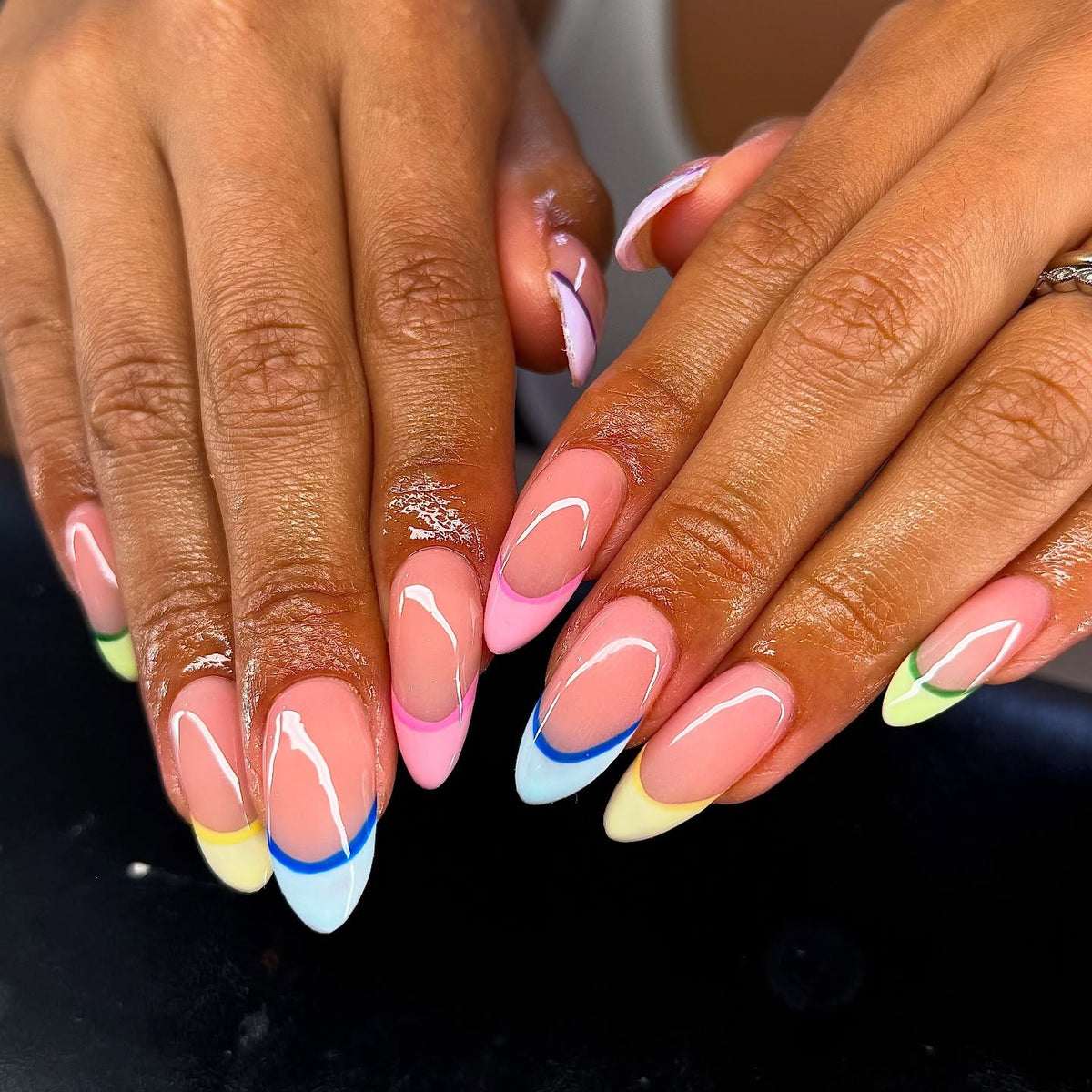 Trendige mehrfarbige French Tip Press-On Nägel