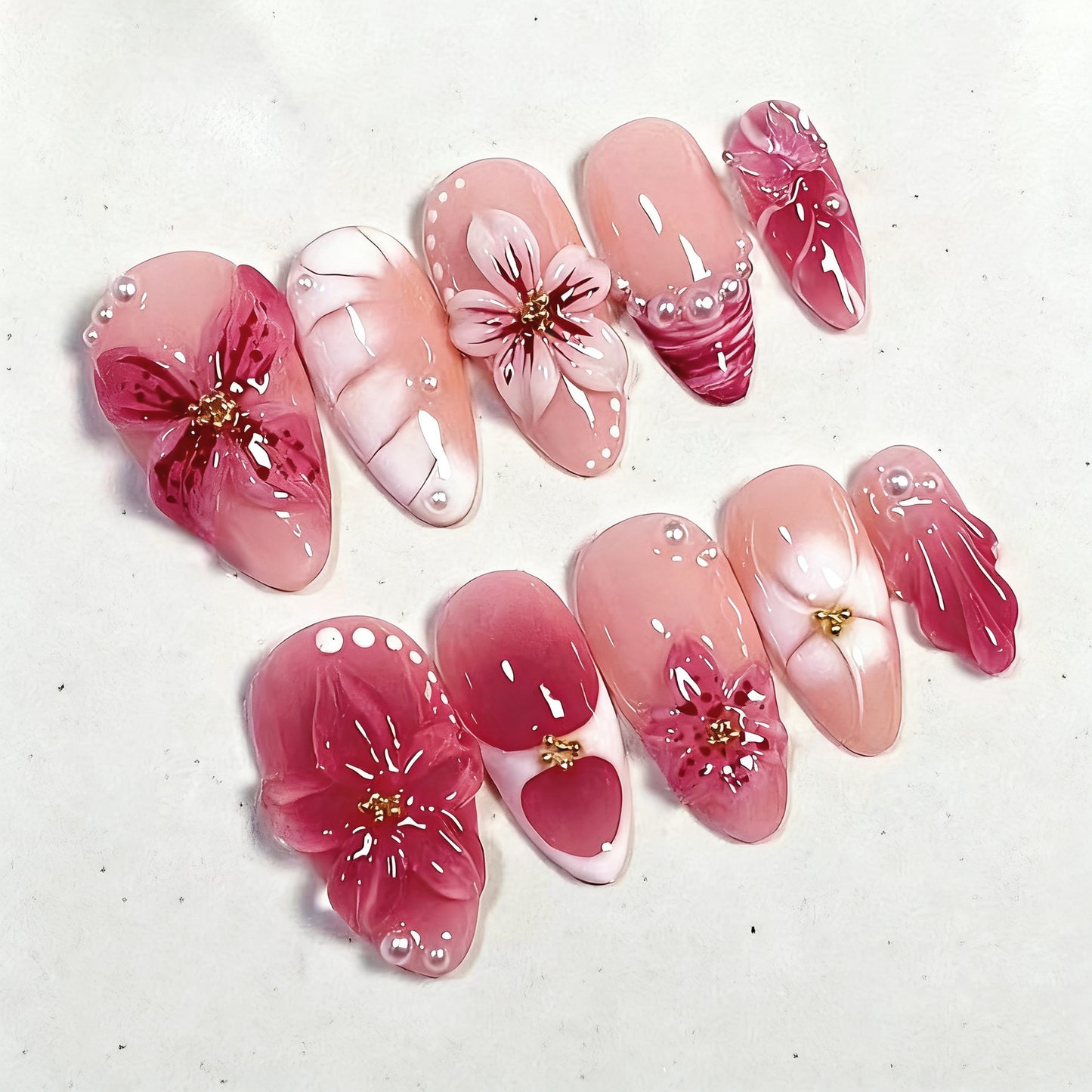 Elegante Kunstnägel mit floralen Designs Brehn