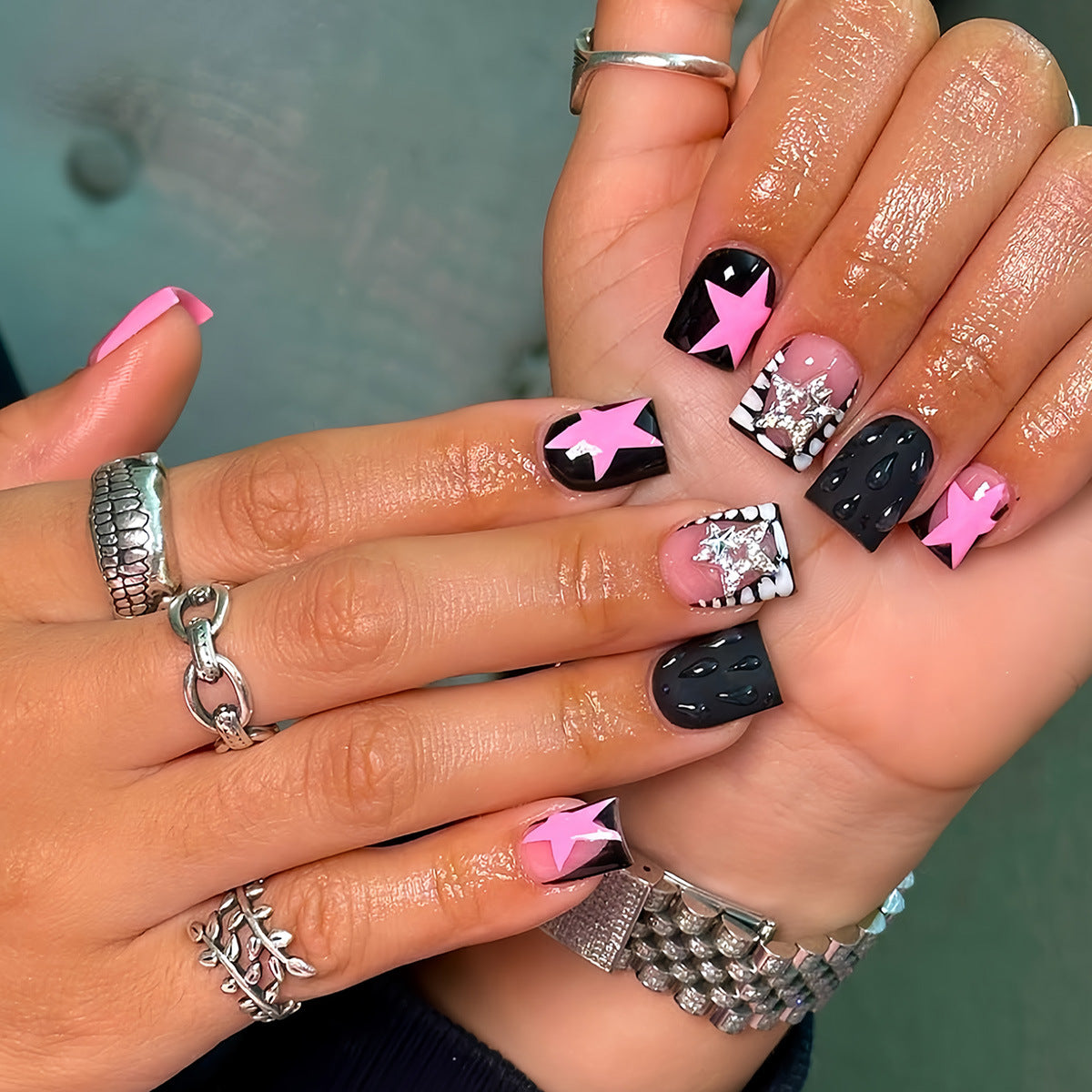 Künstlerisches Press-On-Nagelset mit Stern- und Edelsteindetails Brehn