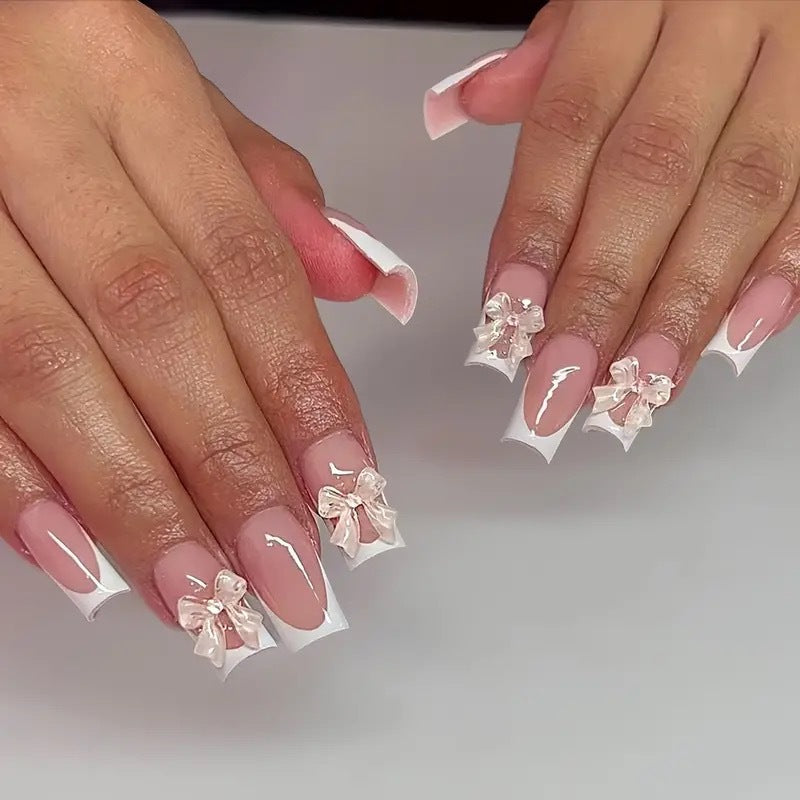 Kunstnagelspitzen mit filigranen Schleifenverzierungen Brehn