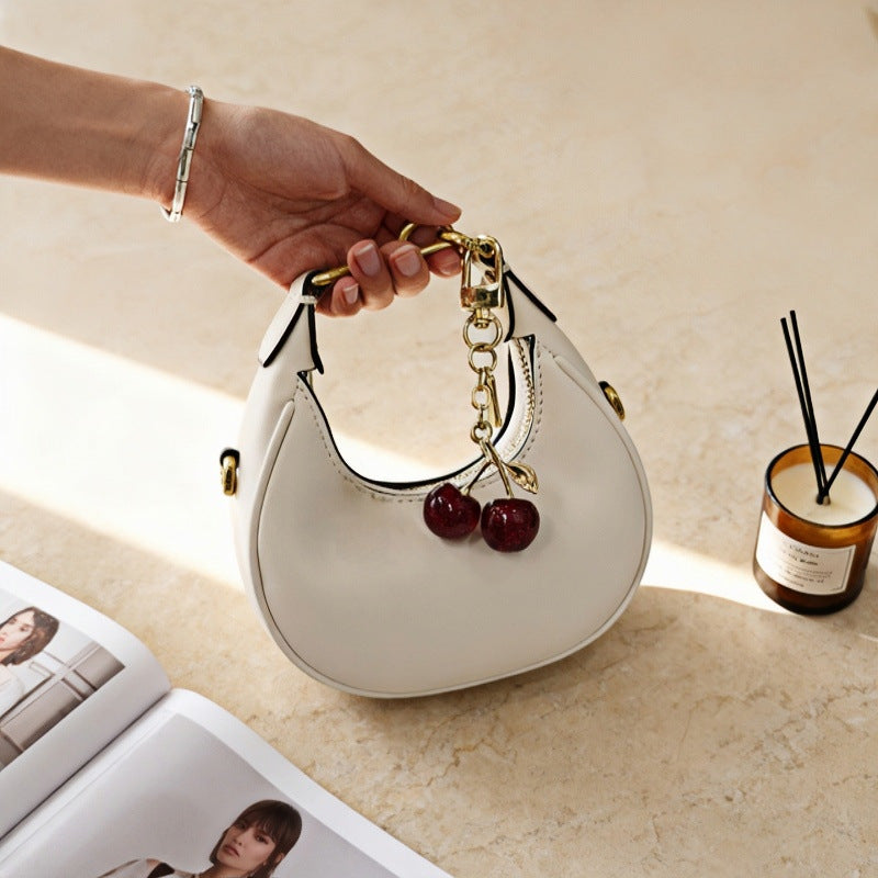 Trendige Handtasche mit Fruchtigem Anhänger Brehn