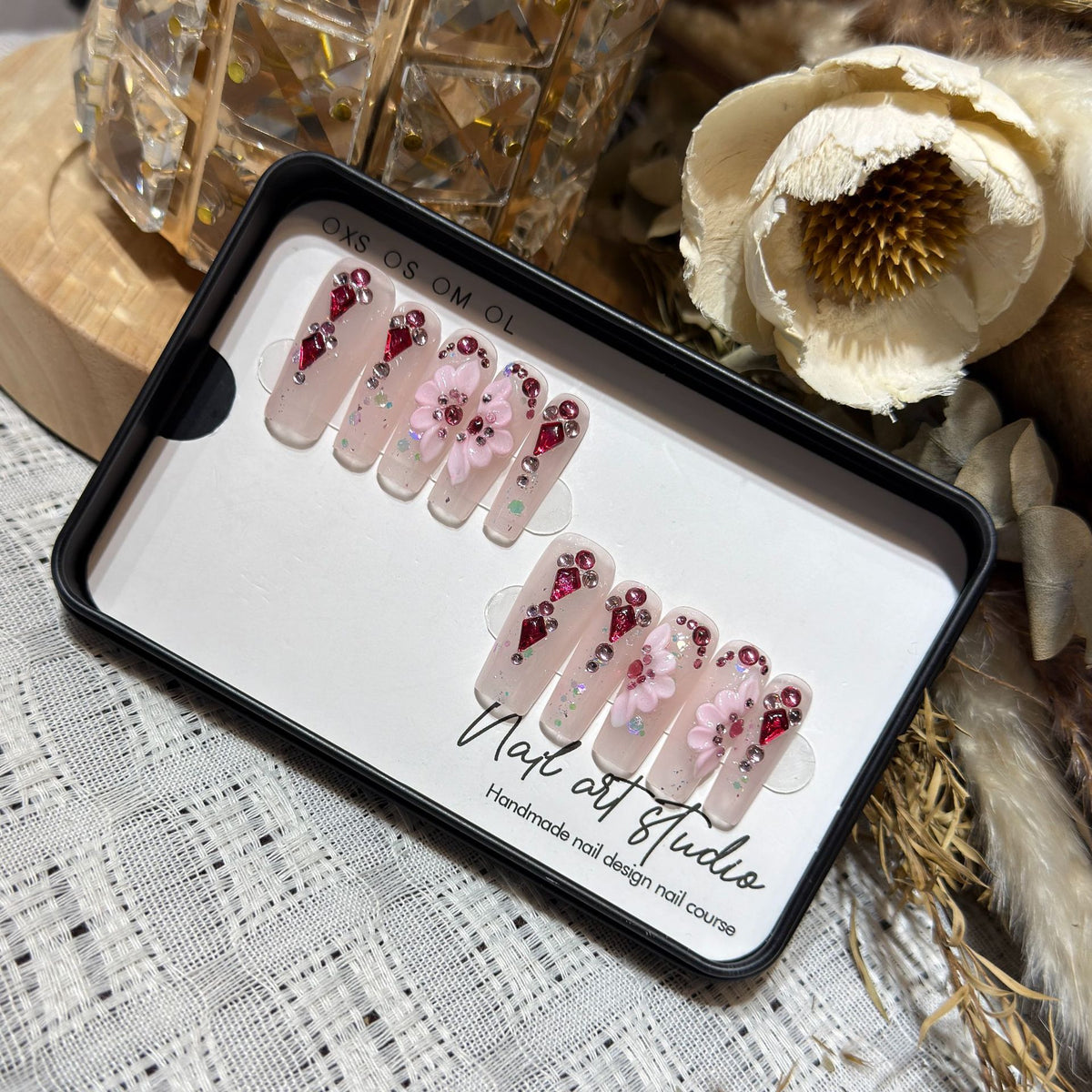 Blumenmotiv Press-On Nagelset mit Edelsteinakzenten Brehn