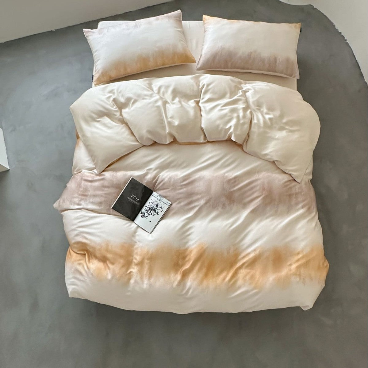 Modernes gestreiftes Bettwäscheset aus Baumwollsatin mit handgezeichneten Streifen und Kontrastpaspel