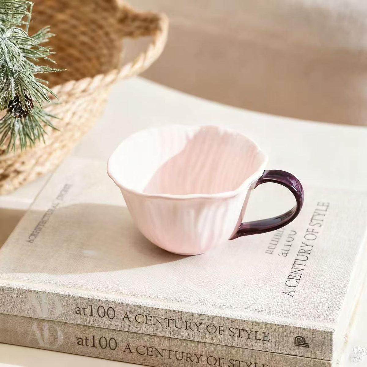 Keramiktasse mit Untertasse in Blütenform