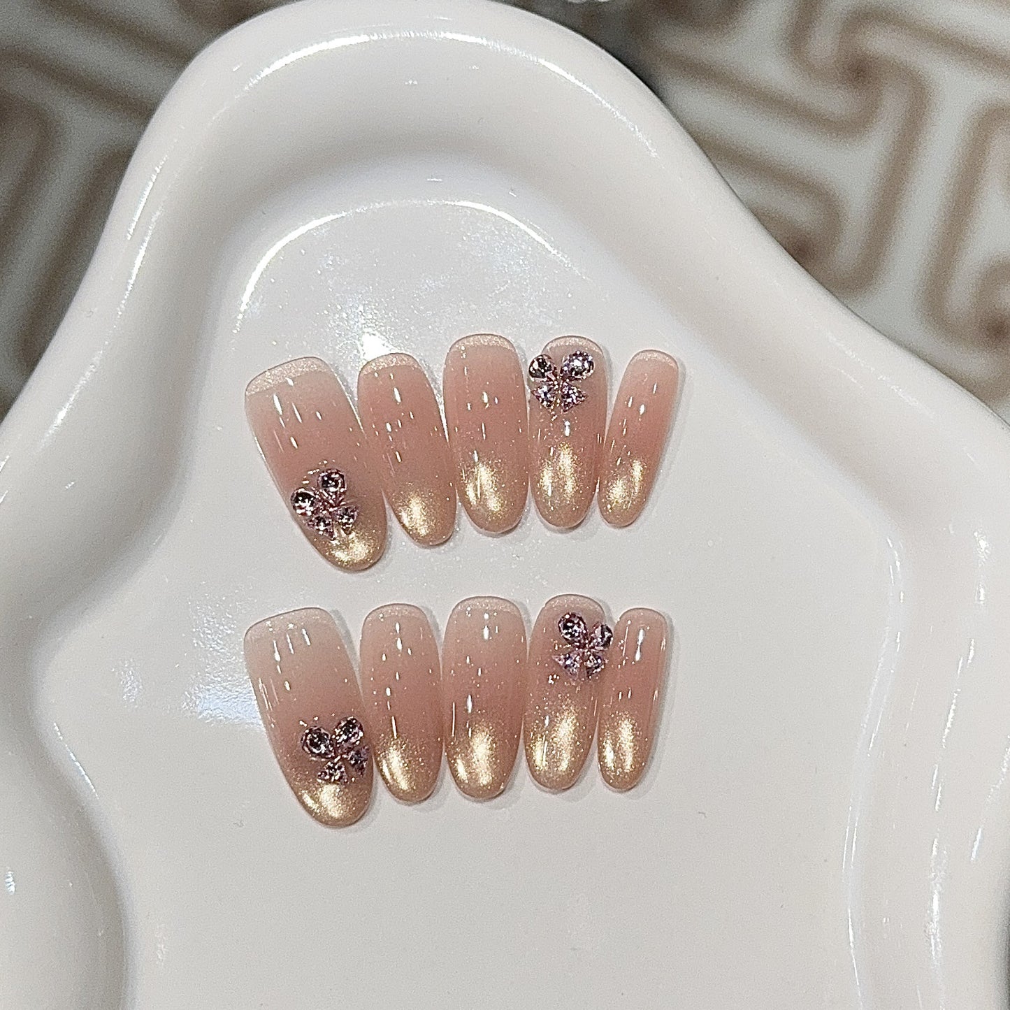 Elegante Kunstnägel mit Glitzer und Floralem Design Brehn