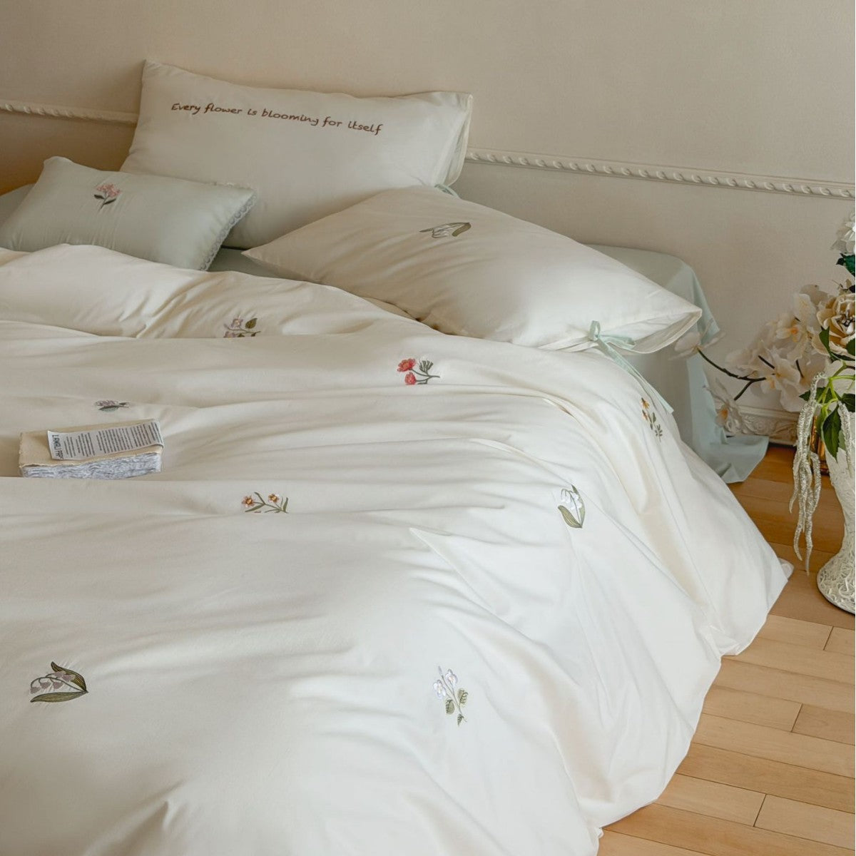 Gesticktes Bettwäscheset aus Baumwollsatin mit zarten Blumenapplikationen