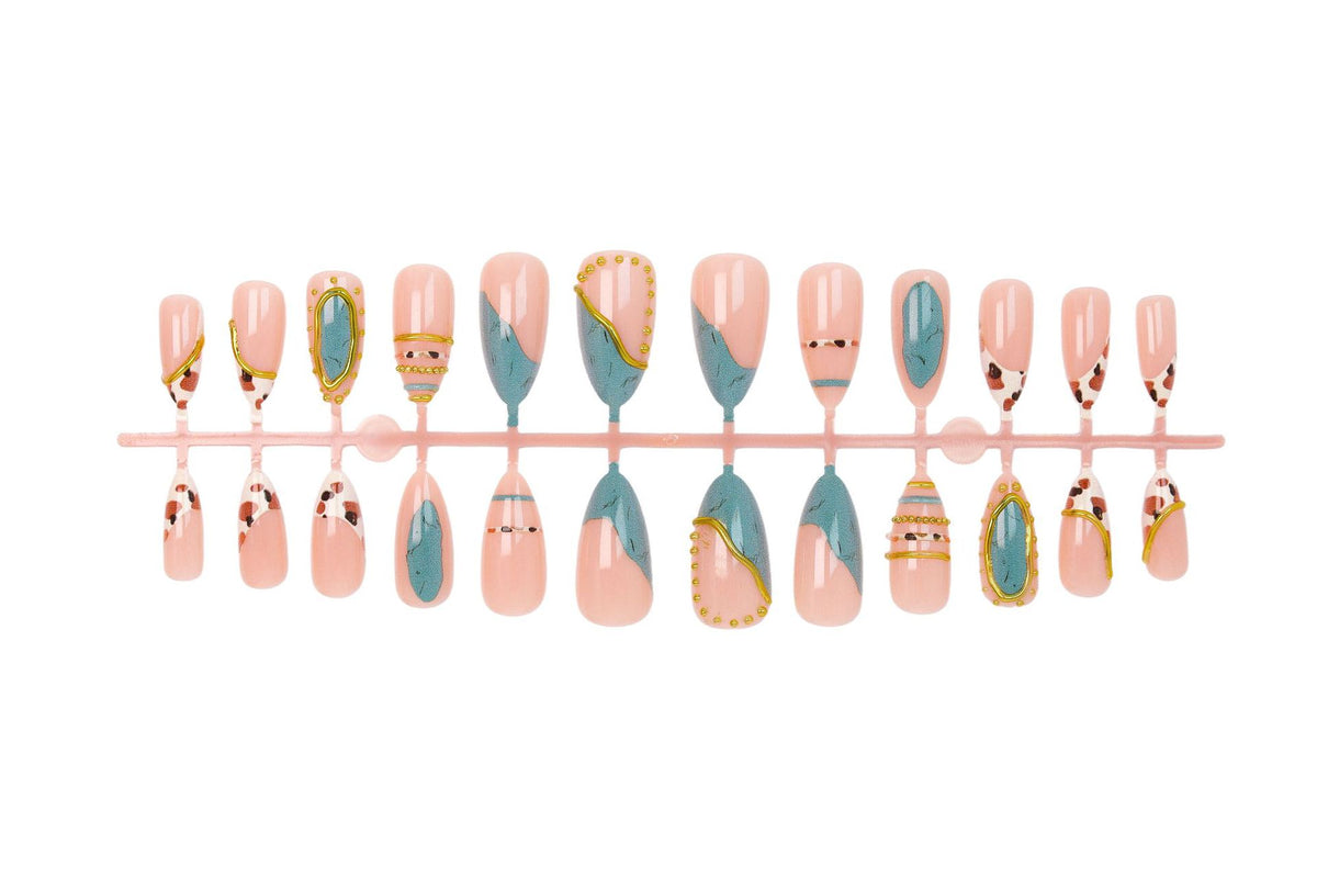 Kunstnagelset mit luxuriösen Dekorationselementen und eleganten Designs Brehn