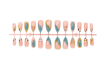 Kunstnagelset mit luxuriösen Dekorationselementen und eleganten Designs Brehn