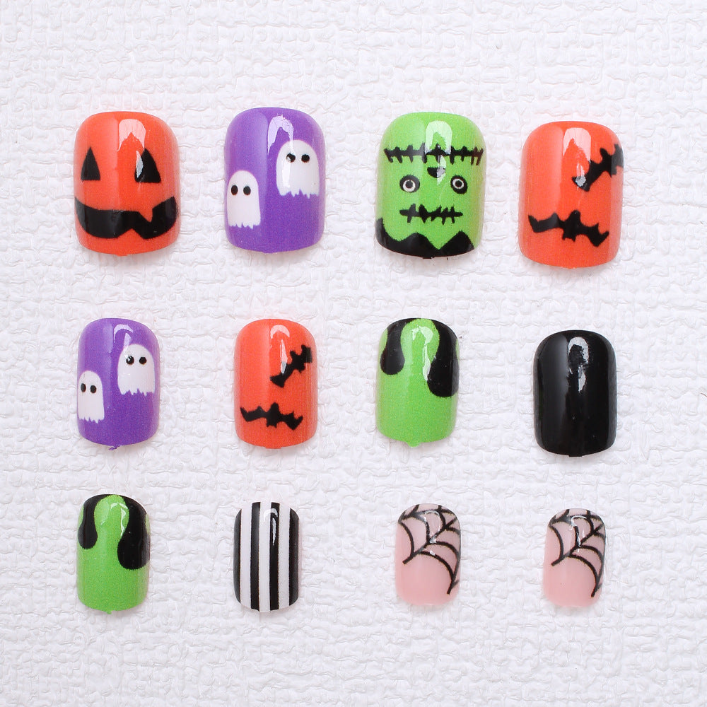 Nagelkunstset mit Halloween-Motiven und kreativen 3D-Akzenten Brehn