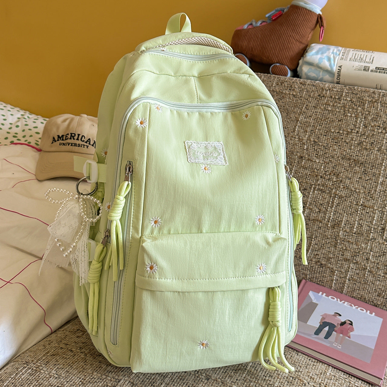 Modischer, blumenverzierter Rucksack