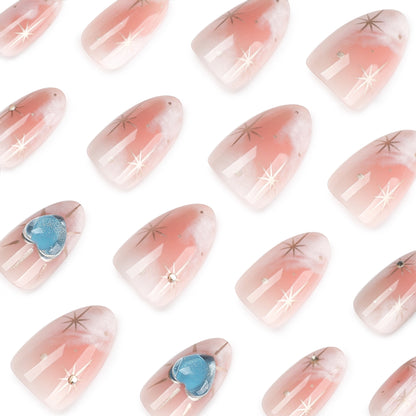Nageldesign mit dekorativen Herzen und Glitzerakzenten Brehn