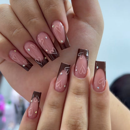 Elegante lange Acryl-Nagelverlängerungen mit Herzdesign Brehn