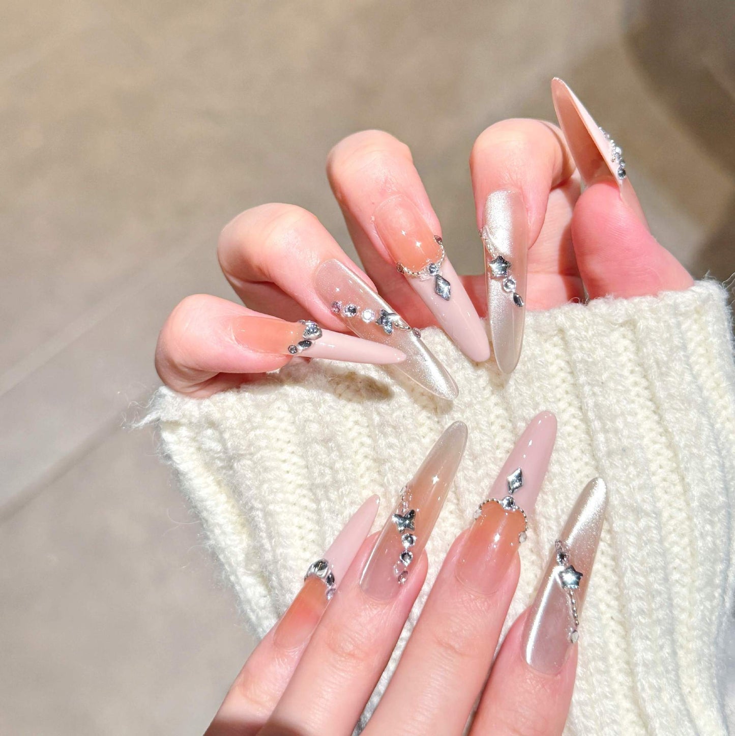 Glamouröse mit Strass verzierten Press-On-Nagelerweiterungen Brehn