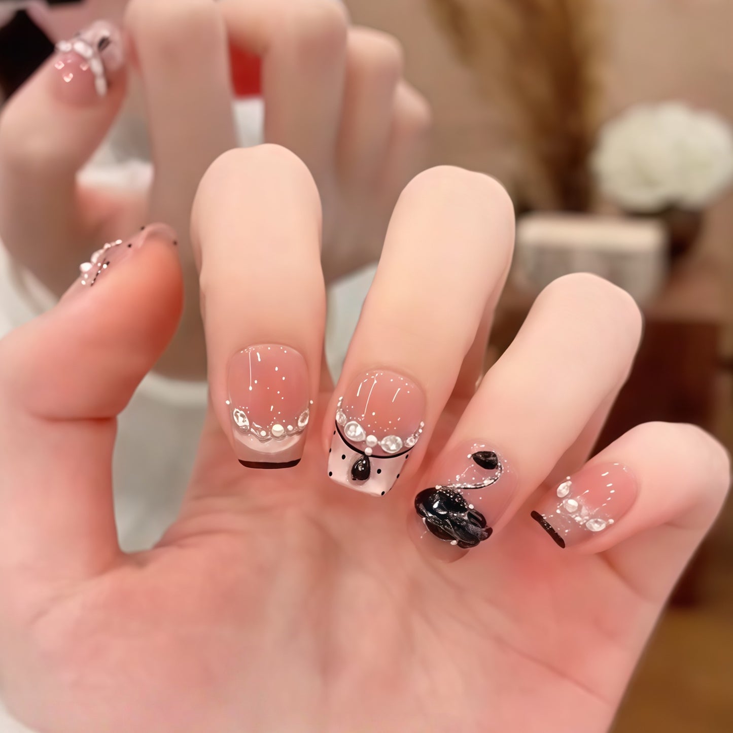 Elegante Kunstnägel mit Blumendekor und Glitzer Brehn