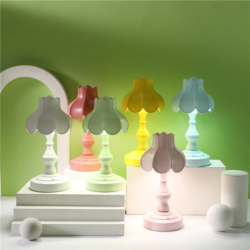 Unisex Dekorative Tischlampe im blütenförmigen Design Brehn