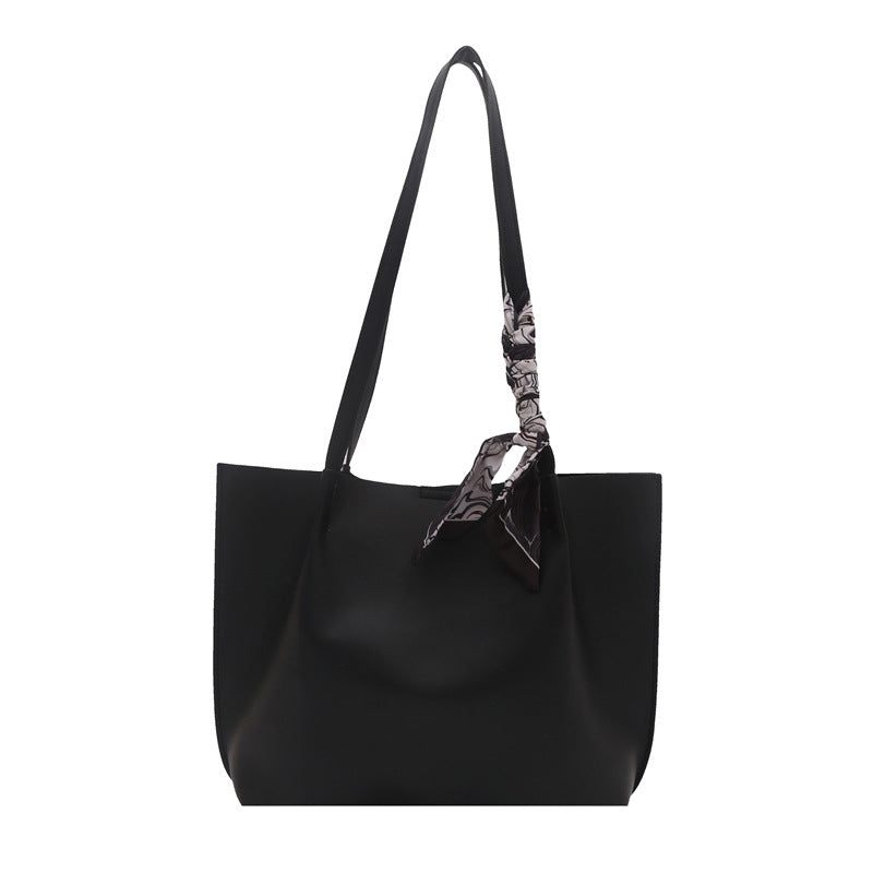 Minimalistische Tote-Handtasche mit dekorativem Schal