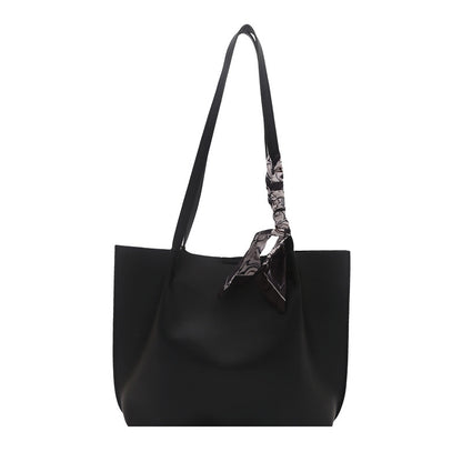 Minimalistische Tote-Handtasche mit dekorativem Schal